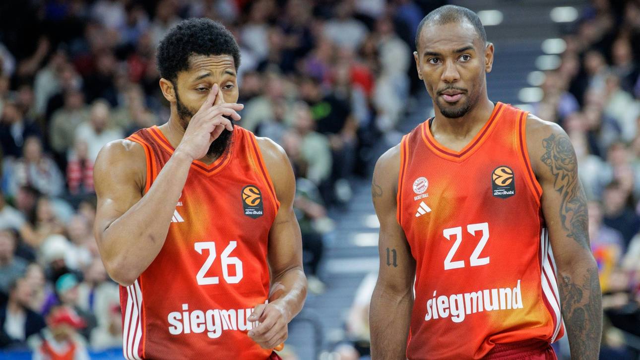 Spencer Dinwiddie (l.) und Isiaha Mike verlieren bei Anadolu Efes