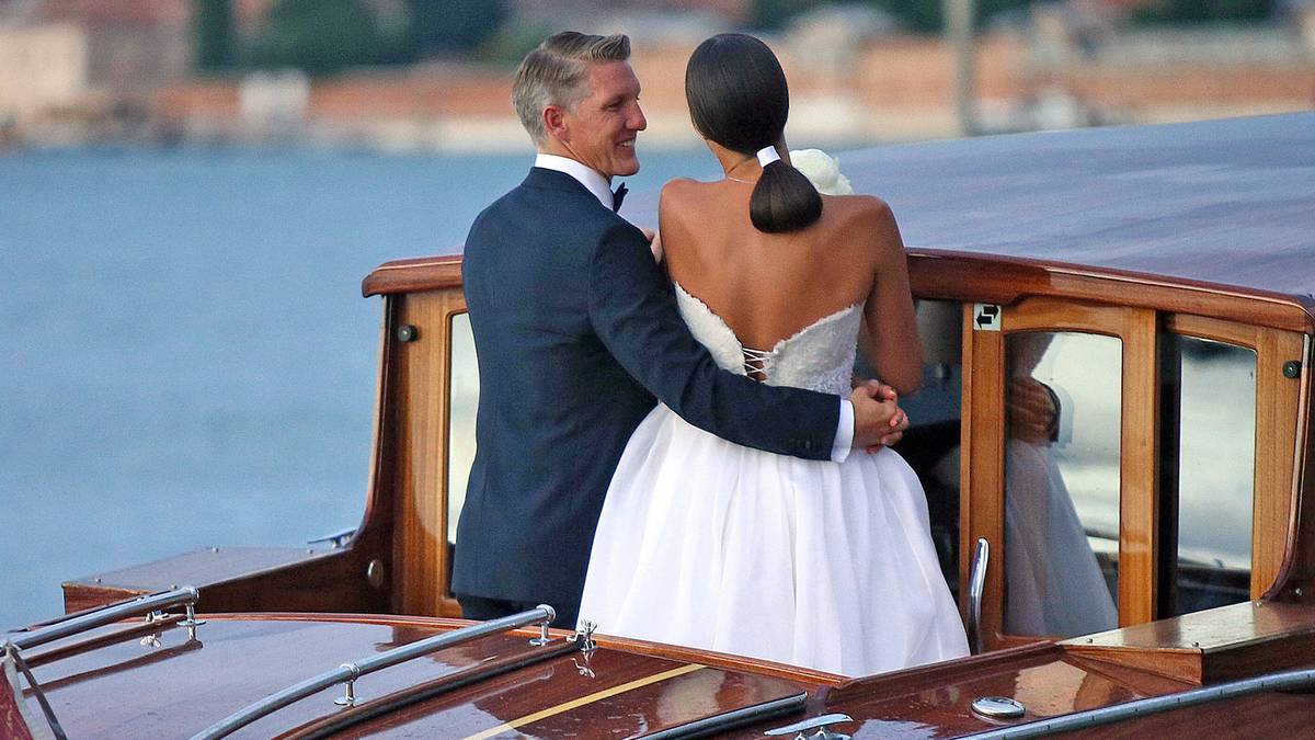 Eng umschlungen schippern die beiden anschließend auf einem Boot in den Sonnenuntergang