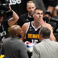 Die Denver Nuggets stehen nach dem nächsten souveränen Auswärtssieg ganz nah vor ihrem ersten Meistertitel in der NBA. Weder ein Beinahe-Platzverweis für Superstar Nikola Jokic noch ein kaputter Korb bringt Denver aus dem Konzept.