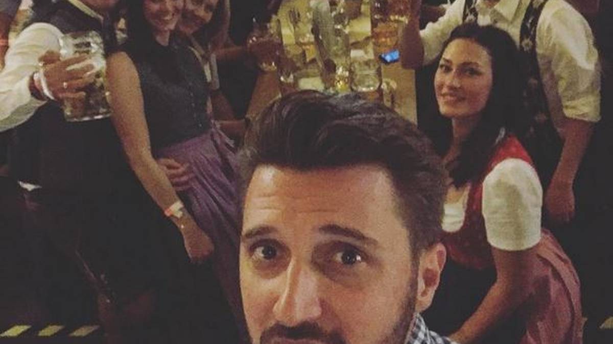 Auch die Basketballer des FC Bayern statten dem Oktoberfest einen Besuch ab. Im Paulaner Festzelt werden die Krüge gestemmt