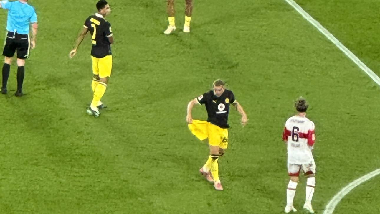 Kurios! BVB-Profi spielt mit zerrissener Hose