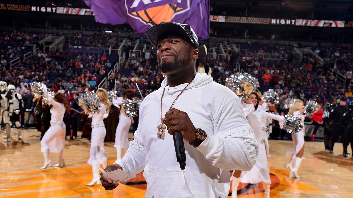 Die Artisten sind allerdings nicht die Einzigen. Rapper 50 Cent heizt die Halle ein. Den Suns bringt er aber keine Glück - Phoenix verliert gegen die Portland Trail Blazers