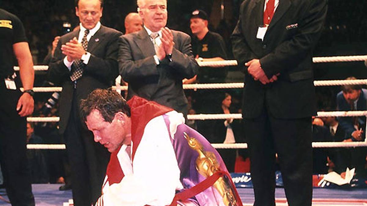 Der Tiefpunkt seiner Karriere: Am 23. November 1996 verliert "Sir Henry" seinen IBF-Titel an Virgil Hill. Es ist die einzige Niederlage in seiner Profikarriere nach zuvor 30 Siegen