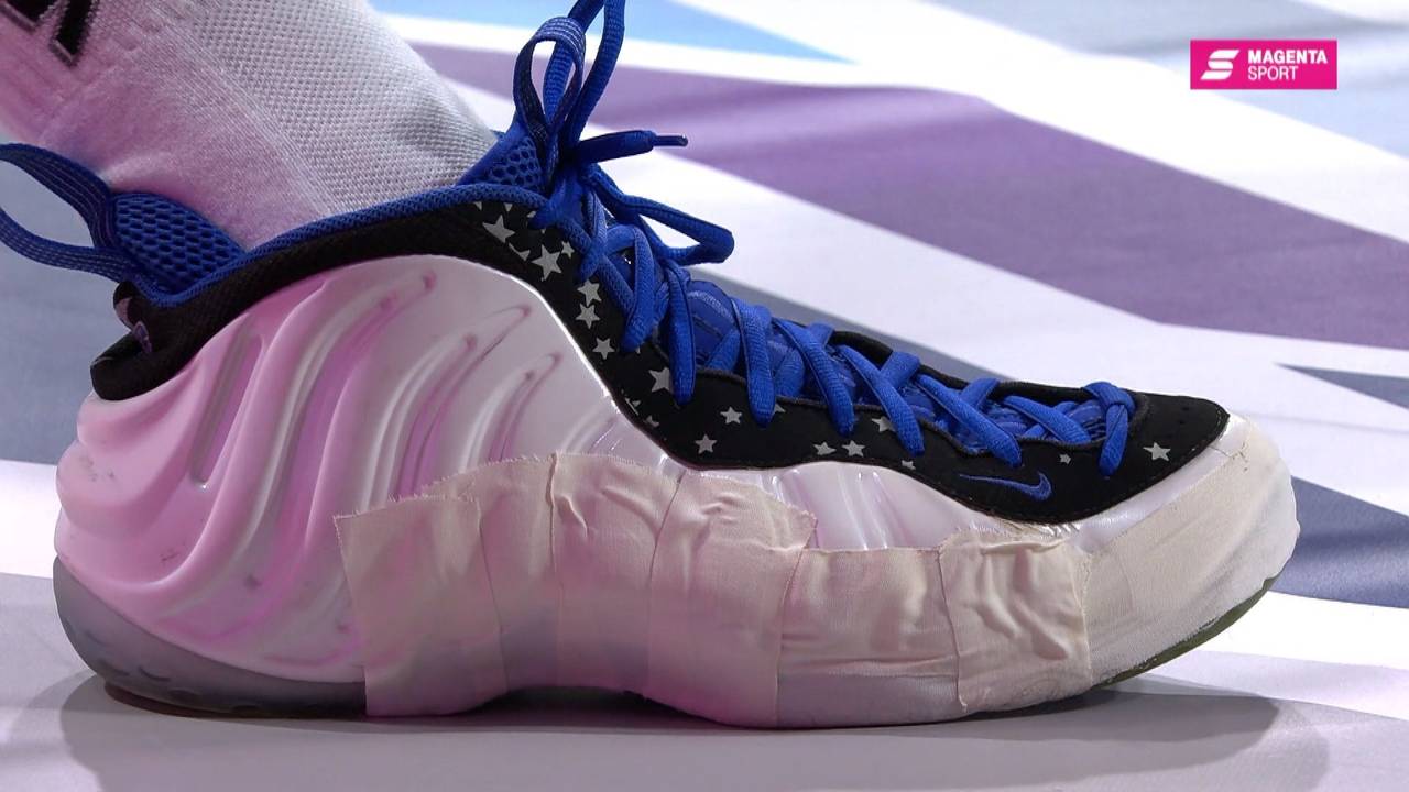 Frankfurts Quantez Robertson muss die Schuhe wechseln beim Spiel gegen ALBA