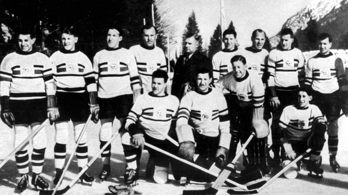 Doch beim 1:2 gegen Großbritannien (Bild) kassierte das Mutterland des Eishockeys in Garmisch-Partenkirchen 1936 die erste Niederlage bei Olympischen Spielen. Das britische Team bestand überwiegend aus eingebürgerten Kanadiern. Kanada blieb nur Silber