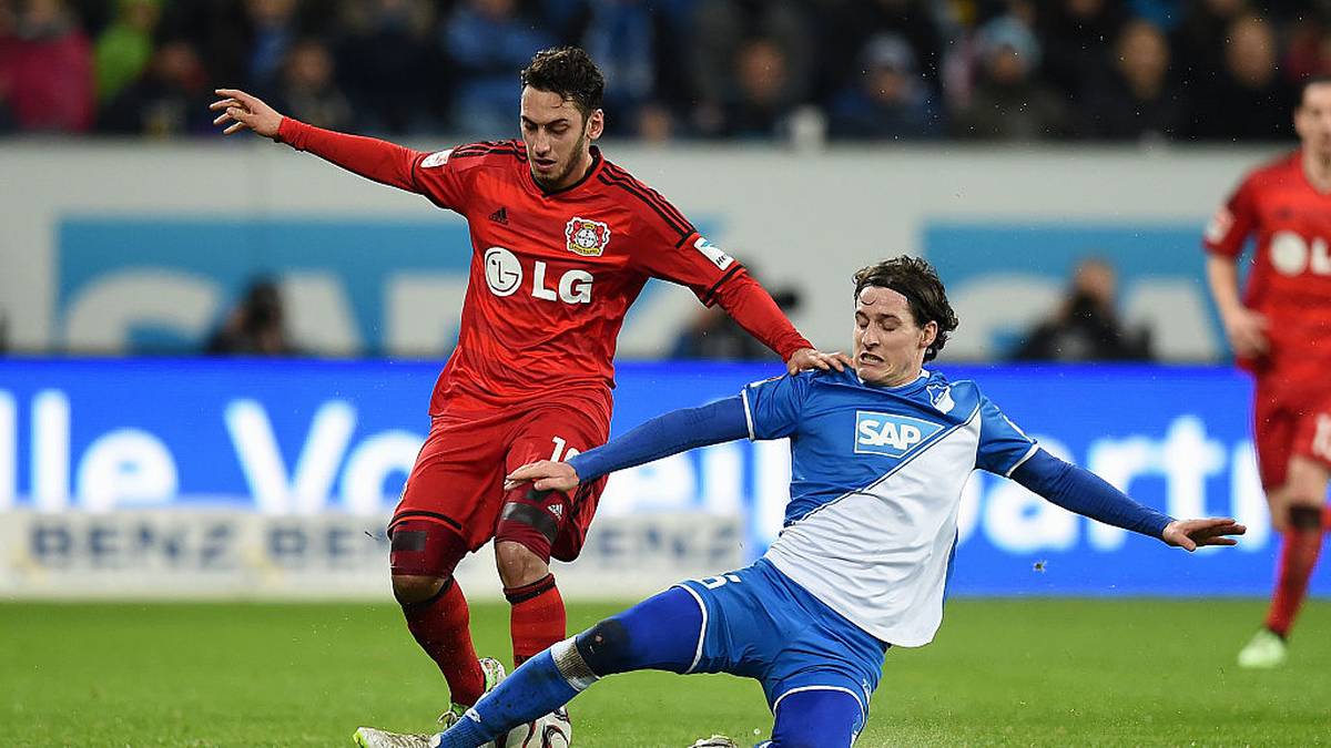 HAKAN CALHANOGLU: Auch für den Fußballer galt 2014: Aufgeben gibt es nicht. Calhanoglu (l.) reiste zunächst gar nicht mit nach Sinsheim, denn er lag mit Fieber im Bett. Am Spieltag rief er seinen damaligen Trainer Roger Schmidt an und wollte unbedingt noch nachkommen. Schmidt stellte ihn sogar in die Startelf. Eine Honigtee-Kur auf der Fahrt soll Calhanoglu geholfen haben