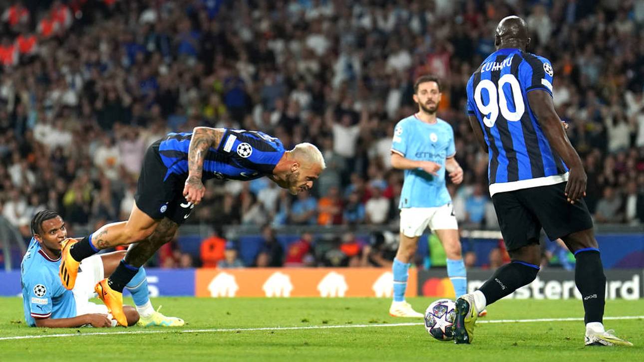 Federico Dimarco (l.) will den Ball ins Tor köpfen, Romelu Lukaku steht im Weg