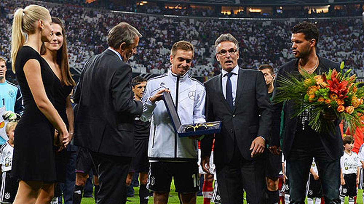 Knapp ein Jahr nach seinem Karriereende wurde der Ex-"Capitano" auch vor dem Sieg des DFB-Teams in München gegen Österreich offiziell verabschiedet