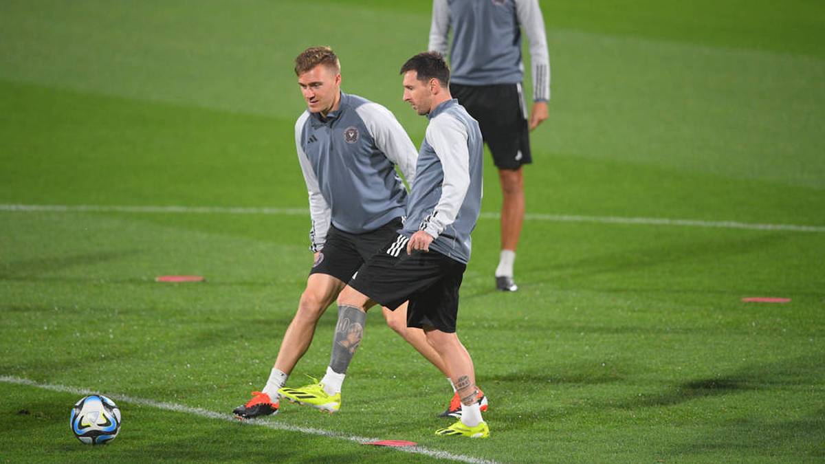 Lionel Messi und Julian Gressel im Training