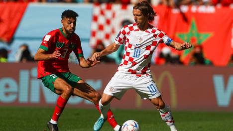 Luka Modric (r.) und Noussair Mazraoui (l.) im Duell