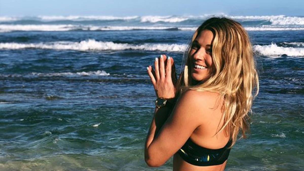 VitaminSEAAA...Coco Ho ist sichtlich erfreut am Strand zu sein und strahlt mit der Sonne um die Wette