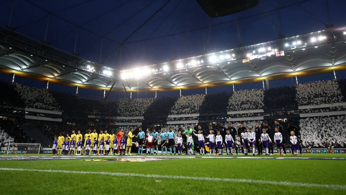 Die Spieler des FC Chelsea durften bei diesem Anblick ganz schön ins Staunen kommen. So etwas sind sie aus der Premier League sicher nicht gewohnt. Bekanntermaßen reichte das 1:1, das Frankfurt zu Hause errang, am Ende trotzdem nicht für den Finaleinzug
