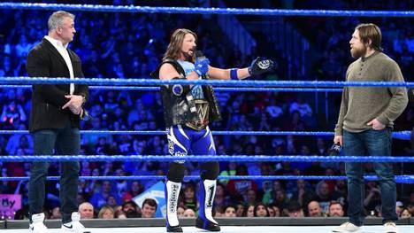 Daniel Bryan (r.) musste sich bei WWE SmackDown Live Vorwürfe von Shane McMahon (l.) und AJ Styles gefallen lassen