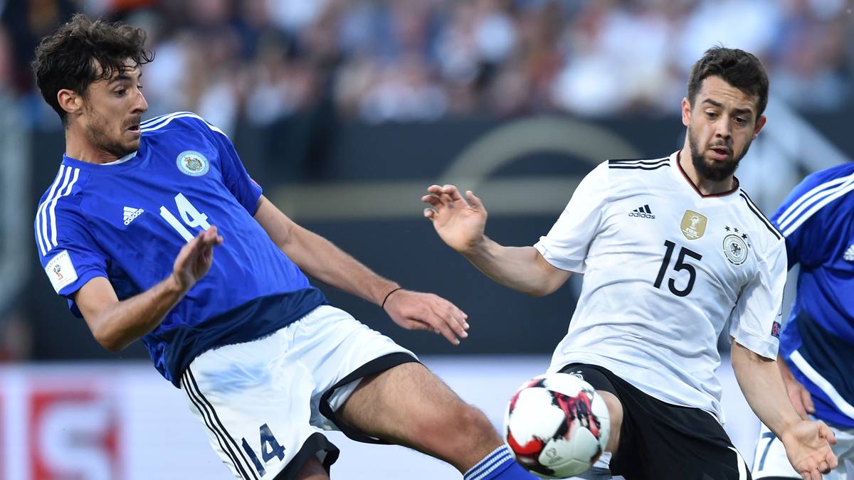 Auch Amin Younes darf sich vor der Halbzeitpause in die Torschützenliste eintragen. Der Ajax-Profi sorgt mit dem 4:0 für den Halbzeitstand 