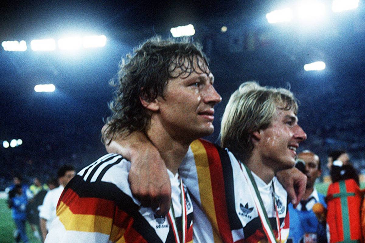 Das Portal "Footyheadlines" hat ein erstes Bild eines potenziellen WM-Trikots von Deutschland veröffentlicht. Das WM-Trikot des DFB wird das letzte von adidas produzierte Dress sein - orientiert es sich an den historischen WM-Erfolgen aus den Jahren 1990 und 2014?
