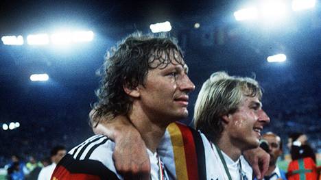 Das Portal "Footyheadlines" hat ein erstes Bild eines potenziellen WM-Trikots von Deutschland veröffentlicht. Das WM-Trikot des DFB wird das letzte von adidas produzierte Dress sein - orientiert es sich an den historischen WM-Erfolgen aus den Jahren 1990 und 2014?