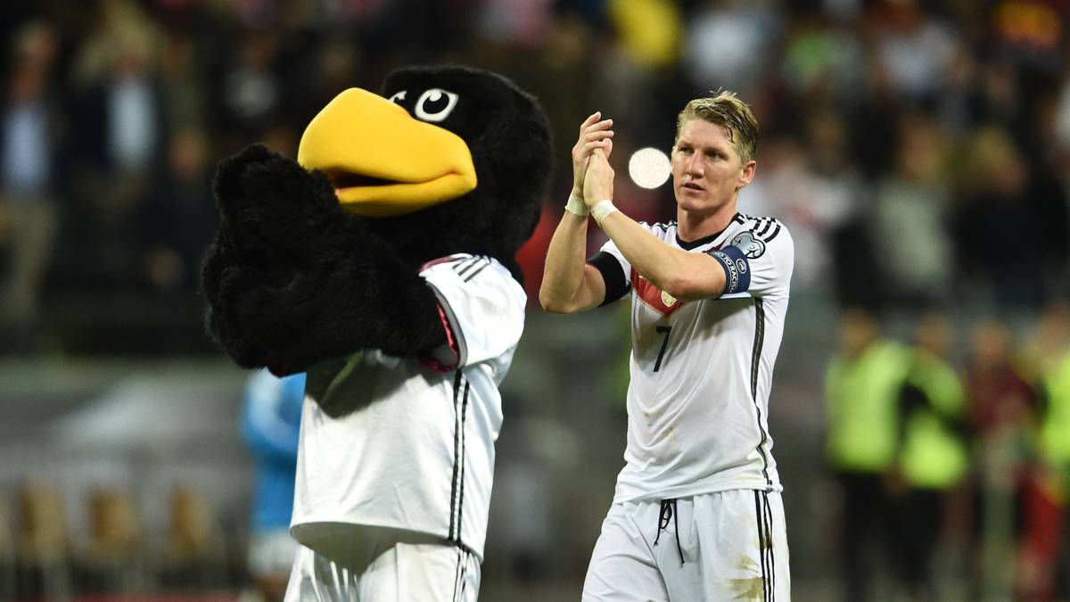 Jubel mit Maskottchen: Bastian Schweinsteiger