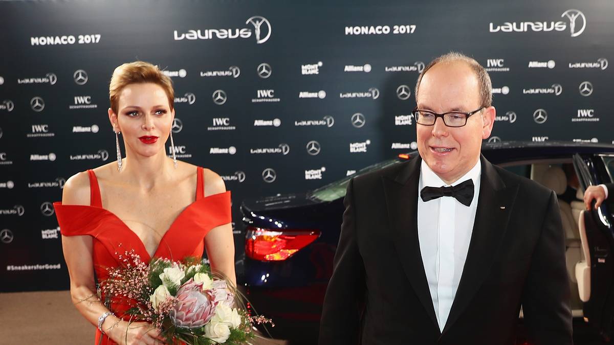 Bei einer Veranstaltung in Monaco darf natürlich auch das Fürstenpaar nicht fehlen. Fürstin Charlene überzeugt in einem bodenlangen roten Kleid, während Fürst Albert im klassischen schwarzen Anzug zur Verleihung erscheint. Beide sind bekennende Sportfans