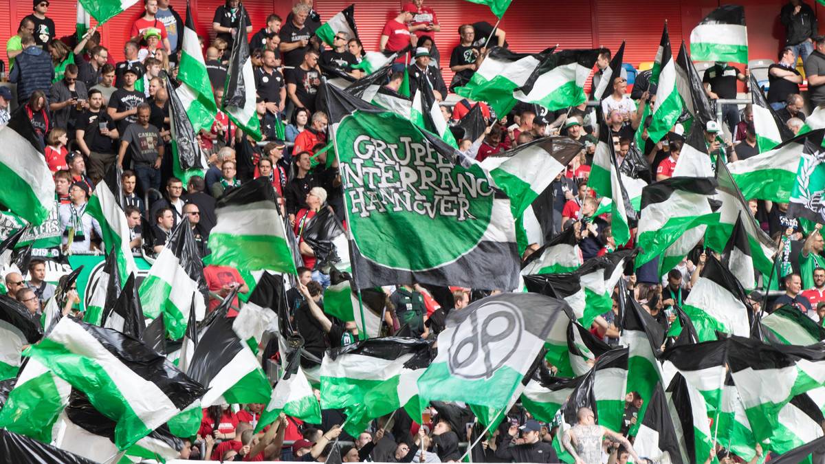 Saisonziel: Slomka gibt den Favoritenstatus an Mitabsteiger VfB Stuttgart ab. Man ist vorsichtig geworden in Hannover. Im Gegensatz zum Aufstiegsjahr 2016 gilt H96 diesmal nicht zwangsläufig als klarer Aufstiegsfavorit. Wenn vieles zusammenpasst und das Team von Verletzungen befreit bleibt, ist ein Platz in der Spitzengruppe möglich. Für den Wiederaufstieg muss alles perfekt laufen