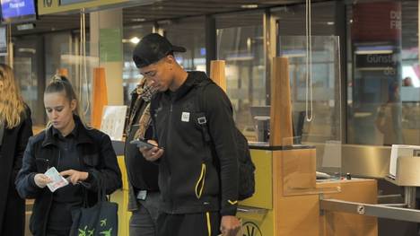 Vor dem Abflug des BVB ins Trainingslager nach Spanien hat Jude Bellingham seinen Reisepass vergessen. Aufgrund möglicher Einreiseprobleme hat sich Bellingham den Pass von seiner Mutter noch bringen lassen. 