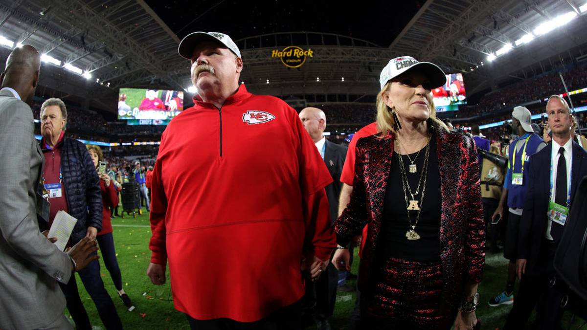Für Andy Reid, hier mit seiner Frau, ist der Triumph etwas ganz Besonderes. Der Star-Coach der Chiefs gewinnt mit 61 Jahren seinen ersten Super Bowl...