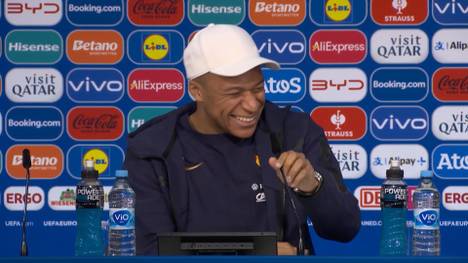 Hat Frankreich eine Torflaute bei der EM? Kylian Mbappé zeigt sich amüsiert nach dieser Frage eines Journalisten. 