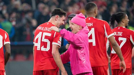 Obwohl Lennart Karl verletzt im Rückspiel gegen Real Madrid fehlte, war der 18-Jährige Thema bei den Kollegen. Grund dafür war die extravagante Kleiderwahl des Youngsters.