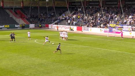 Der 1. FC Saarbrücken feiert einen wichtigen Auswärtssieg beim VfB Stuttgart II. Die Entscheidung fällt mit einer überraschenden Freistoß-Variante.