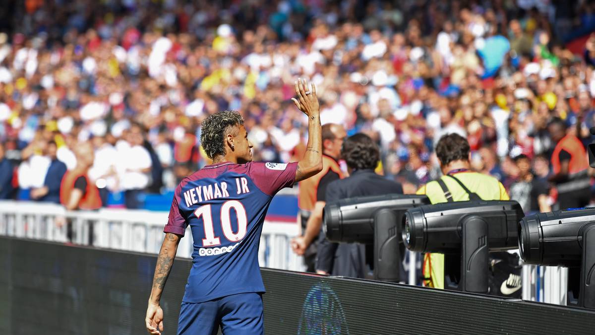 Vor rund 45.000 Zuschauern lief der 222-Millionen-Mann erstmals im PSG-Trikot mit der Nummer zehn in seiner neuen Heimstätte ein...