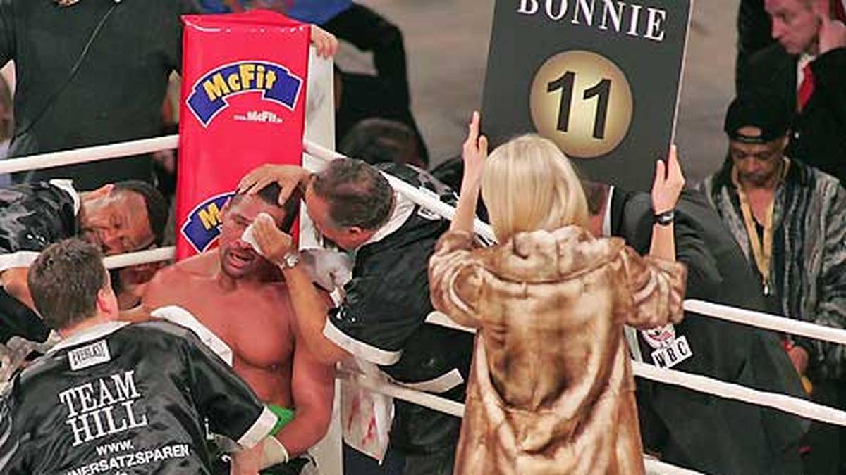 3748 Tage, also rund zehn Jahre später, feiert der "Gentleman-Boxer" als 43-Jähriger am 31. März 2007 sein Comeback. Nur 25 Prozent der Deutschen trauen ihm die Revanche gegen Hill (sitzend) zu