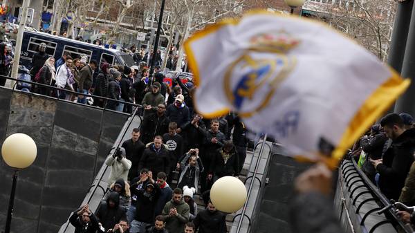 Real Madrid v Paris Saint-Germain - UEFA Champions League Round of 16: First Leg