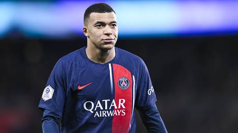 Gefühlt seit Jahren ist Kylian Mbappé im Anflug auf Real Madrid - Nun deutet ein Bericht aus Frankreich einen Wechsel zu einem anderen Klub an. 