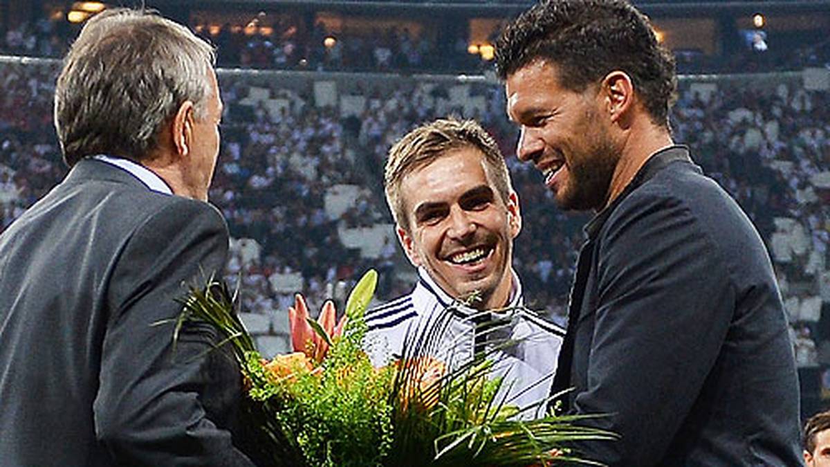 Geehrt wurde Ballack gemeinsam mit Philipp Lahm. Das Verhältnis zum ebenfalls zurückgetretenen Kapitän der Nationalmannschaft soll ja nicht immer das Beste gewesen sein, an diesem Tag waren aber alle glücklich