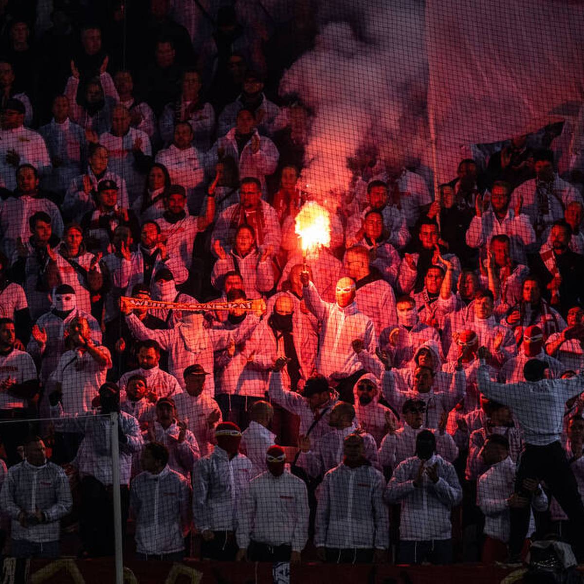 Unschöne Szenen beim Europa-League-Spiel zwischen Malmö FF und Union Berlin: Die Gästefans werfen Pyrotechnik auf das Spielfeld, zudem explodieren Feuerwerkskörper. Am Ende dürfen die Berliner dennoch jubeln.