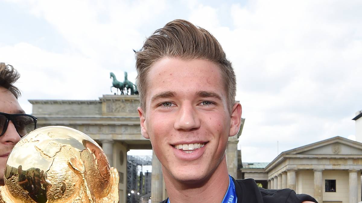 WM 2014 - ERIK DURM: Ziemlich überraschend zauberte Löw vor dem Turnier in Brasilien Dortmunds Erik Durm aus dem Hut. Sein Debüt gab er im Testspiel gegen Kamerun, bei der WM war er eher als Tourist unterwegs, der den Pokal gewann