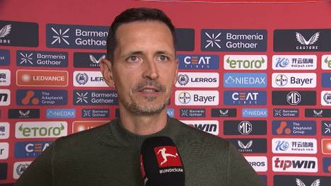 Zwischen Leverkusen und Frankfurt kommt es zum Ende des Spiels zu einer strittigen Szene. SGE-Trainer Dino Toppmöller hat eine klare Meinung zu der Schiedsrichterleistung. 