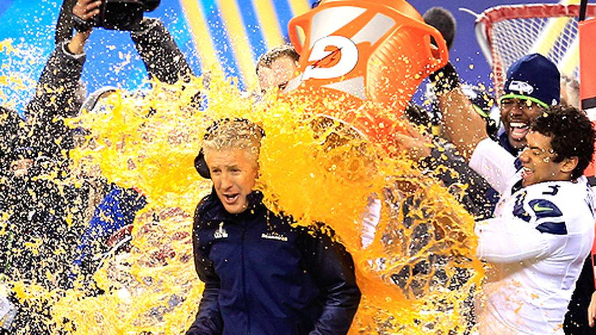 Die obligatorische Gatorade-Dusche genießt Carroll. Nach seiner erfolgreichen College-Zeit und zwei gescheiterten NFL-Engagements ist es auch für den zweitältesten NFL-Coach (63) eine große Genugtuung