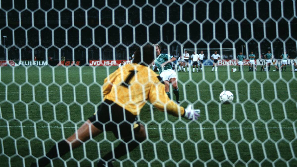 PLATZ 15 - PETER SHILTON (England): Noch im Alter von 40 Jahren stand Shilton bei der WM 1990 im WM-Halbfinale, das gegen Deutschland allerdings keinen guten Ausgang nahm. Seine 125 Länderspiele für England sind unerreicht, an seiner Nachfolge hatten die britischen Torhüter schwer zu knabbern
