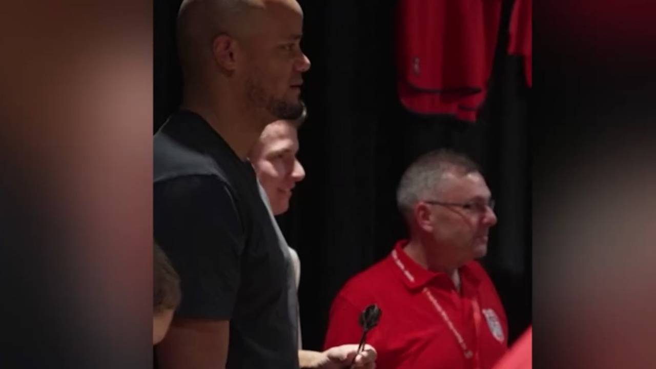 Volltreffer! Kompany zaubert am Darts-Board