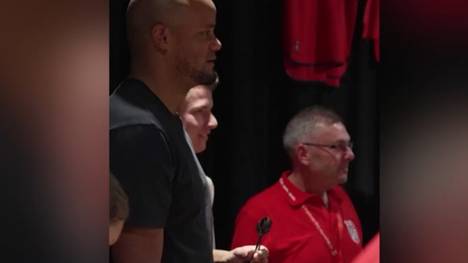 Traditionell besucht der FC Bayern München seine bayerischen Fanclubs kurz vor Weihnachten. Vincent Kompany zeigt sein Können an der Dartsscheibe.