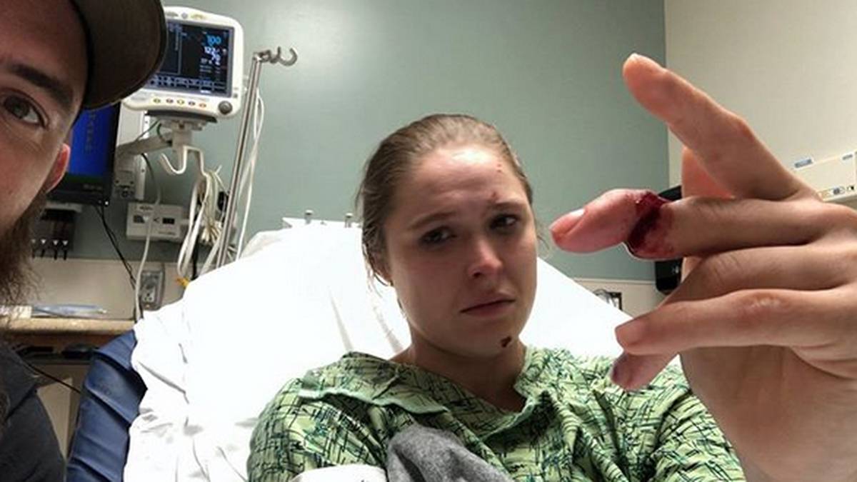 Ronday Rousey hat schon oft ihre Toughness bewiesen, aber eine der härtesten Erfahrungen machte sie nun für Dreharbeiten einer TV-Show. Sie klemmte sich ihren linken Mittelfinger derart heftig in einer Bootstür ein, dass sie ihn fast verloren hätte. Den schrecklichen Anblick teilte sie nun auf Instagram. Unterkriegen lassen, wird sie sich jedoch definitiv nicht