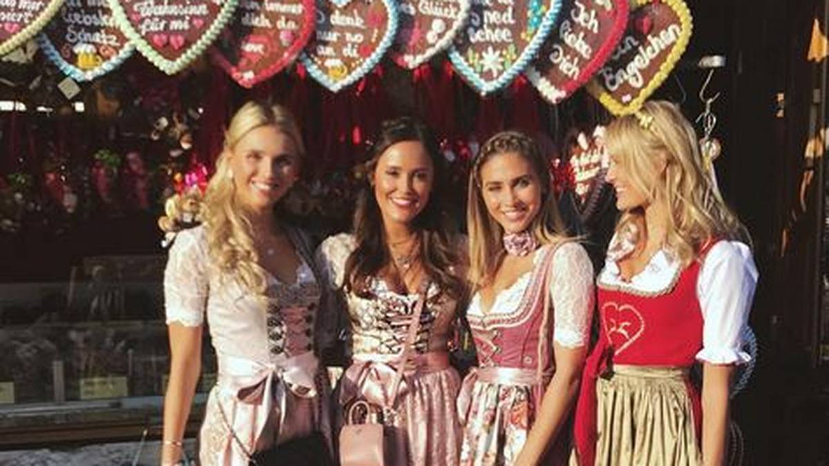 Posieren für das Gruppenfoto vor dem Lebkuchenherz-Stand