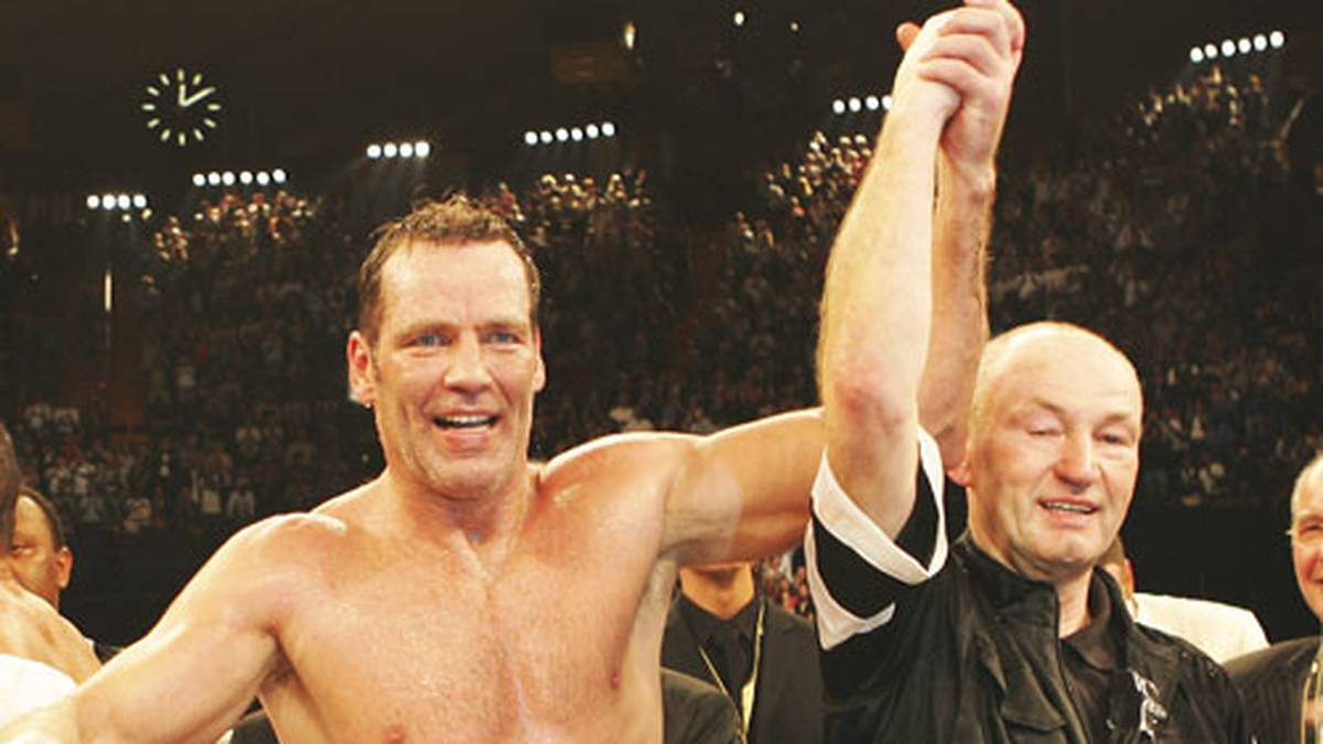 Aber Maske (l., neben seinem langjährigen Trainer Manfred Wolke) trotzt der Kritik und Sorge einiger Experten und gewinnt den Kampf überlegen nach Punkten. Fast 16 Millionen Zuschauer verfolgen den Schlagabtausch im Fernsehen. Im Anschluss verkündet Maske nach 31 Siegen aus 32 Profikämpfen sein endgültiges Karriereende