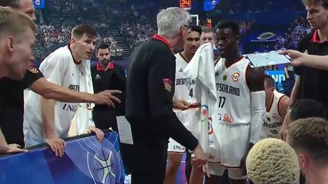 Dennis Schröder hat beim deutschen WM-Spiel gegen Slowenien in einer Auszeit Redebedarf mit Daniel Theis. Das passt Bundestrainer Gordon Herbert nicht - und führt zu einer lautstarken Auseinandersetzung.
