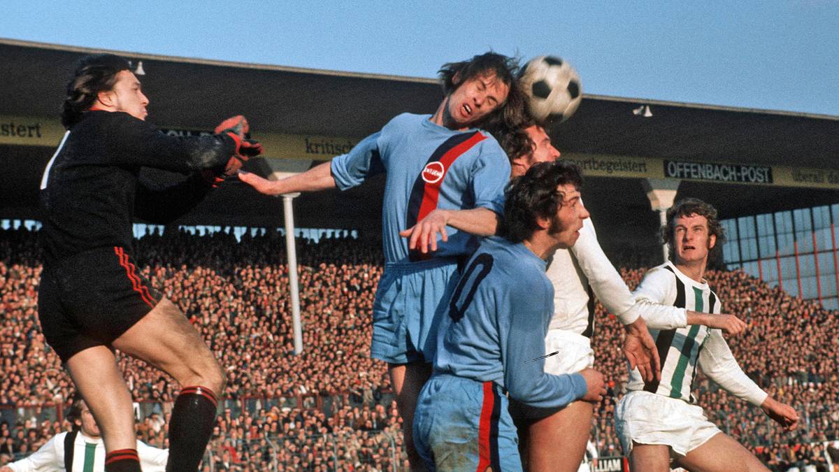 PLATZ 10 - KICKERS OFFENBACH (1972/73): Einen starken Saisonstart legte in der Saison 1972/73 der heutige Regionalligist Kickers Offenbach hin, stand nach vier Spieltagen auf Rang zwei. Am Saisonende reichte es immerhin zu Platz sieben - mit umgerechnet 49 Punkten