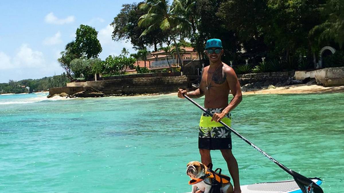 In der Sommerpause ist Hamilton häufig im Urlaub auf Karibik-Inseln anzutreffen. Dabei entdeckt er das Stand-Up-Paddeln für sich. Ob sich seine Bulldogge Roscoe dabei auch so fühlt?