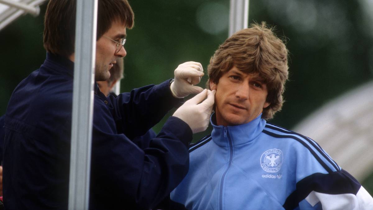 Frank Mill (r.) ist einer von drei Feldspielern, die keine Minute auf dem Feld stehen. Die einzigen Zweikämpfe führt er im Training oder beim Laktattest.