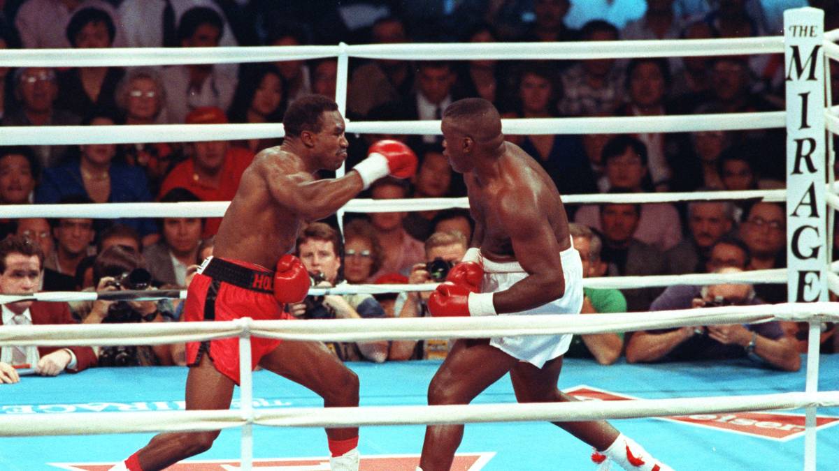 EVANDER HOLYFIELD: In seinen nächsten Kampf ging Douglas aber deutlich übergewichtig und so wurde Holyfield durch einen Knockout in der 3. Runde neuer Lineal Champion und holte sich dabei die WM-Titel aller drei damals wichtigen Verbände im Schwergewicht