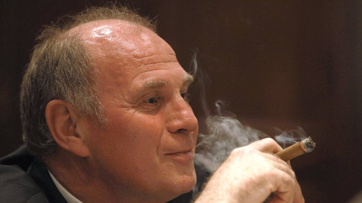 "Ich bin in der Anfangszeit viel rumgeflogen. Dahin, wo das große Business war, nach England und in die USA. Ich war zum Beispiel in San Francisco bei den 49ers“, sagt Hoeneß 