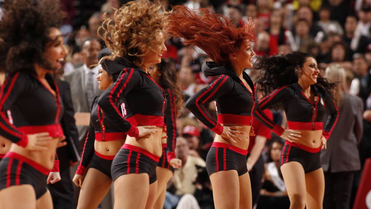 Trotz der ganzen furchteinflößenden Geschöpfe in den Hallen der NBA wagen sich auch am Osterwochenende die Cheerleader wieder aufs Parkett. Portland...